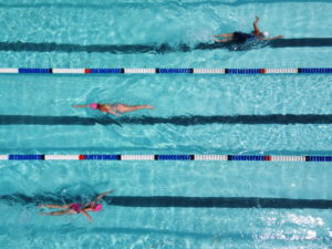 Vue aérienne de nageurs s’entraînant dans une piscine