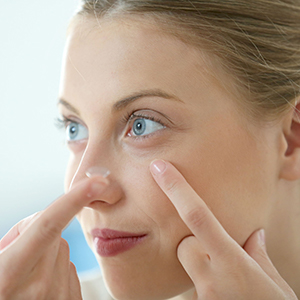 Je vais mes lentilles de contact mettre.