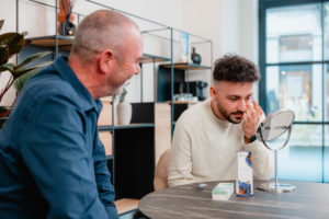 homme qui met des lentilles de contact chez l’opticien