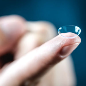 lentille sur le doigt