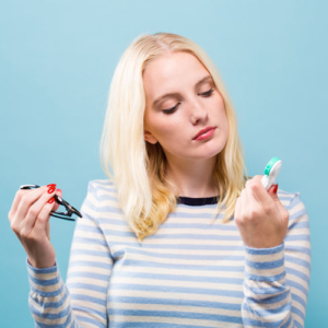 fille qui hésite entre des lunettes et des lentilles de contact