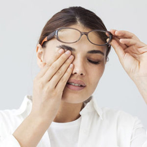 femme qui se frotte l’œil