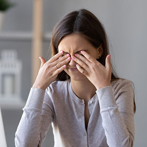 femme qui se frotte les yeux